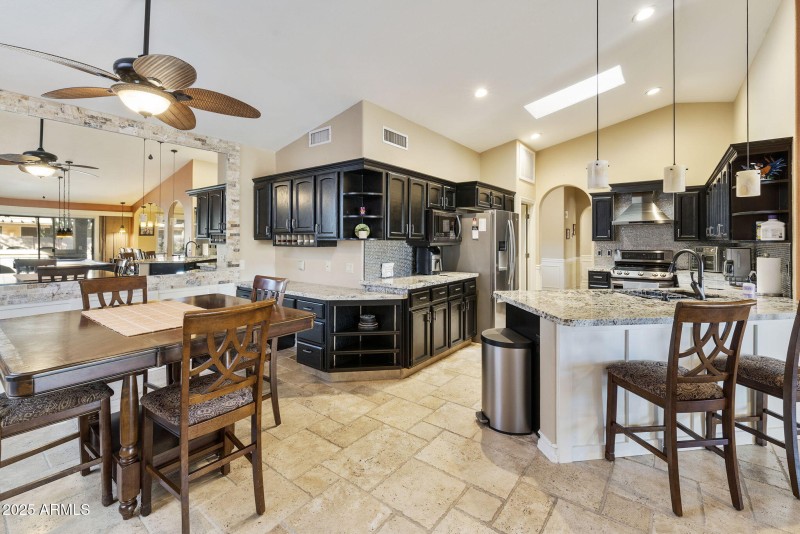 Eat-in kitchen with breakfast bar