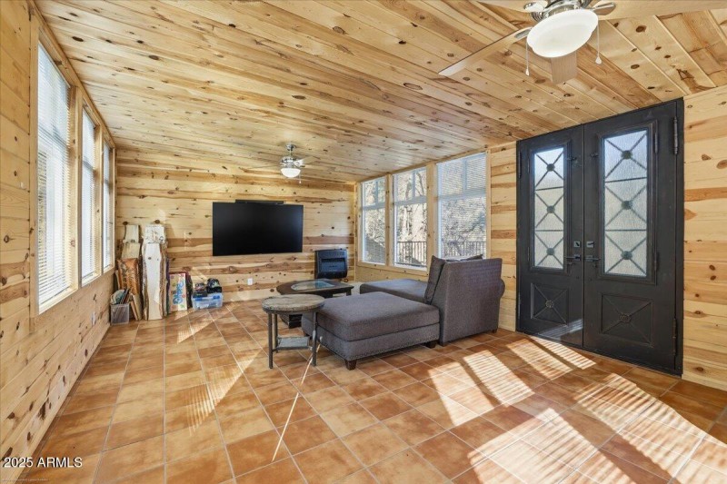 17-Detatched Family Room