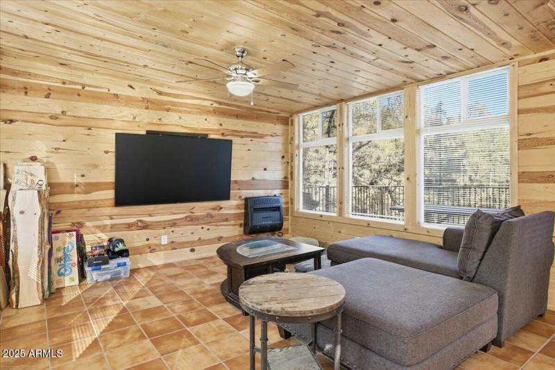 18-Detatched Family Room