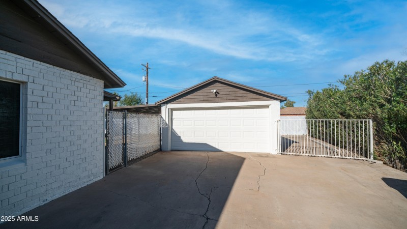 1728 W Avalon Dr-7