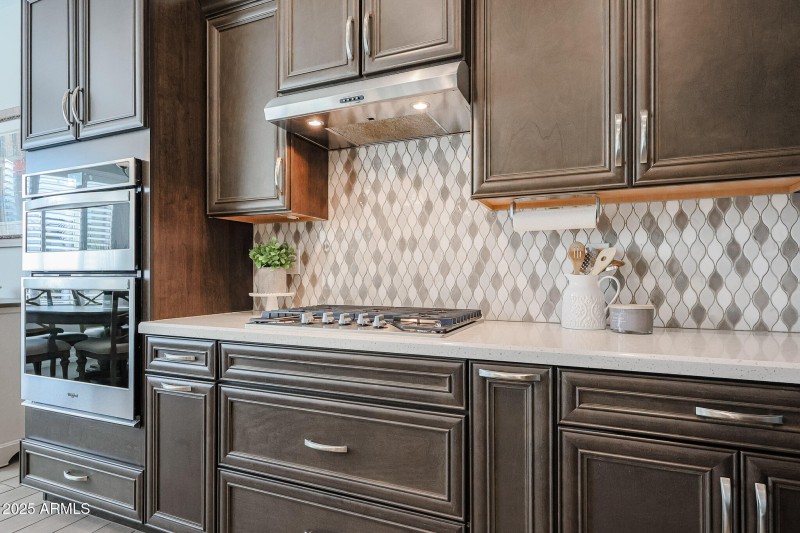 Stylish Tile Backsplash & Gas Cooktop