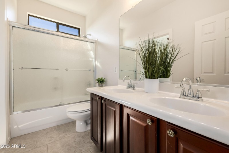 34 Upstairs Guest Bath J&J with 2 entran