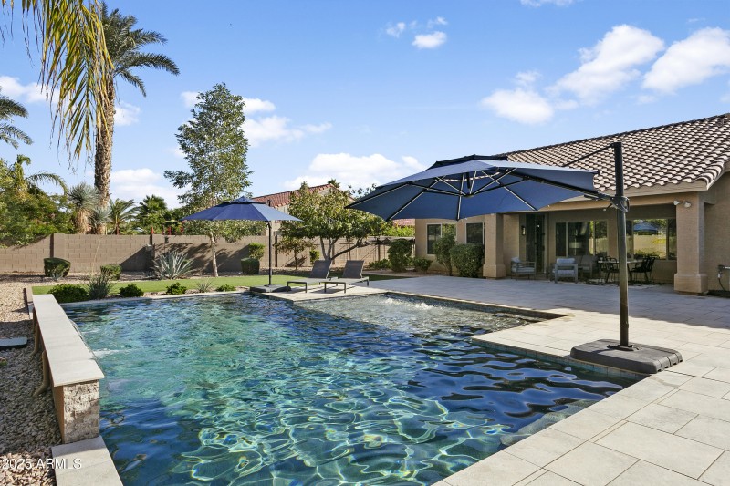 BEAUTIFUL MODERN POOL