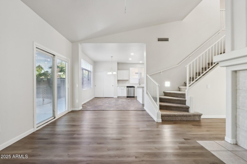 13-web-or-mls-E Oakland St-S1512-013