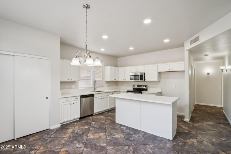 16-web-or-mls-E Oakland St-S1512-016