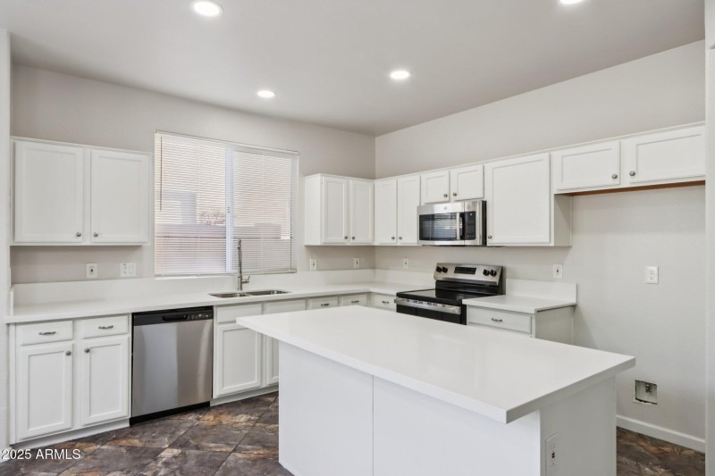 17-web-or-mls-E Oakland St-S1512-017