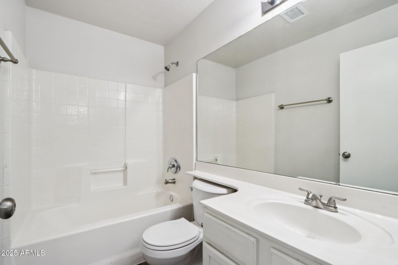 23-web-or-mls-E Oakland St-S1512-023