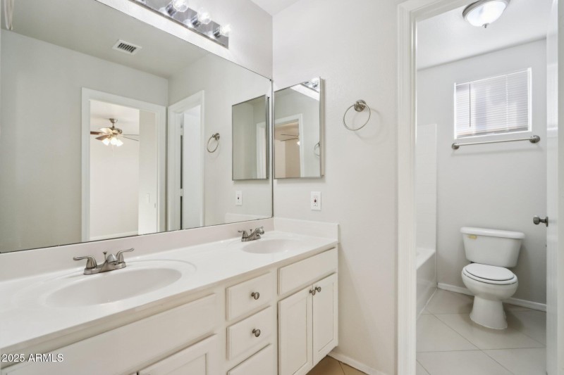 28-web-or-mls-E Oakland St-S1512-028