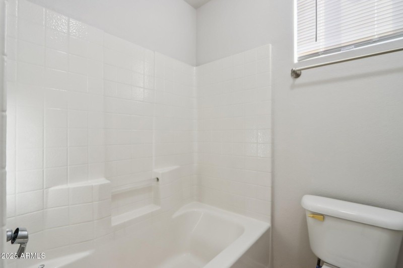 29-web-or-mls-E Oakland St-S1512-029