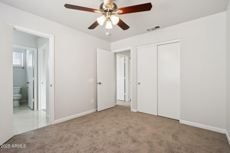 31-web-or-mls-E Oakland St-S1512-031