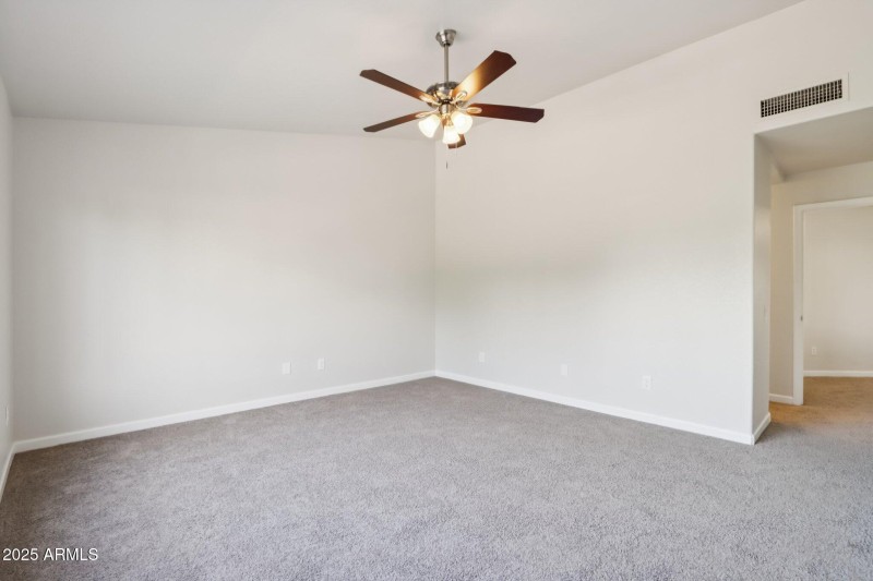 35-web-or-mls-E Oakland St-S1512-035