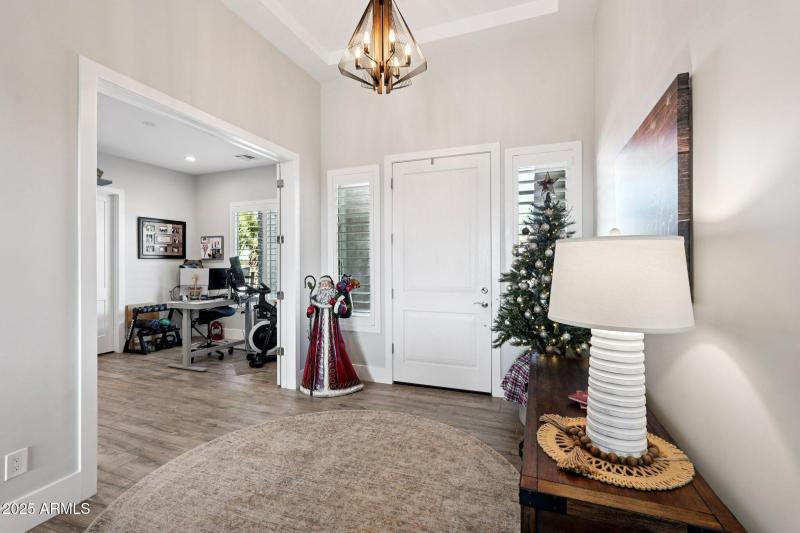 Foyer w/Tray Ceiling
