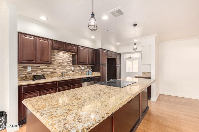 20220320100107155518000000-o