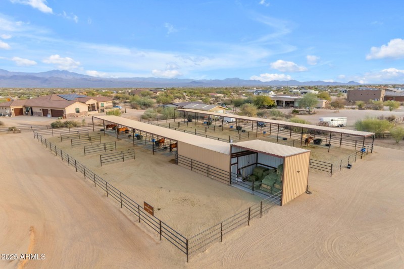 10 covered pens w/turnouts