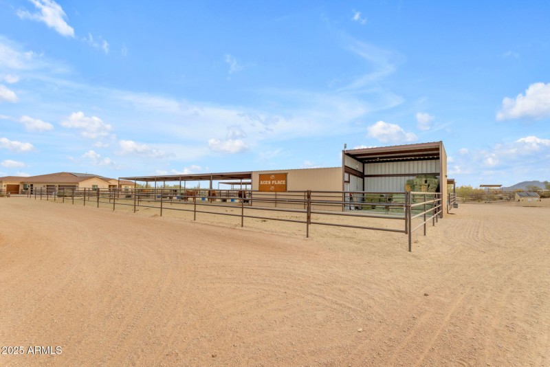 Hay storage-Holds 2 to 4 squeezes