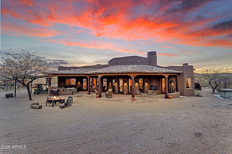 Relax in the shade, blt.in BBQ