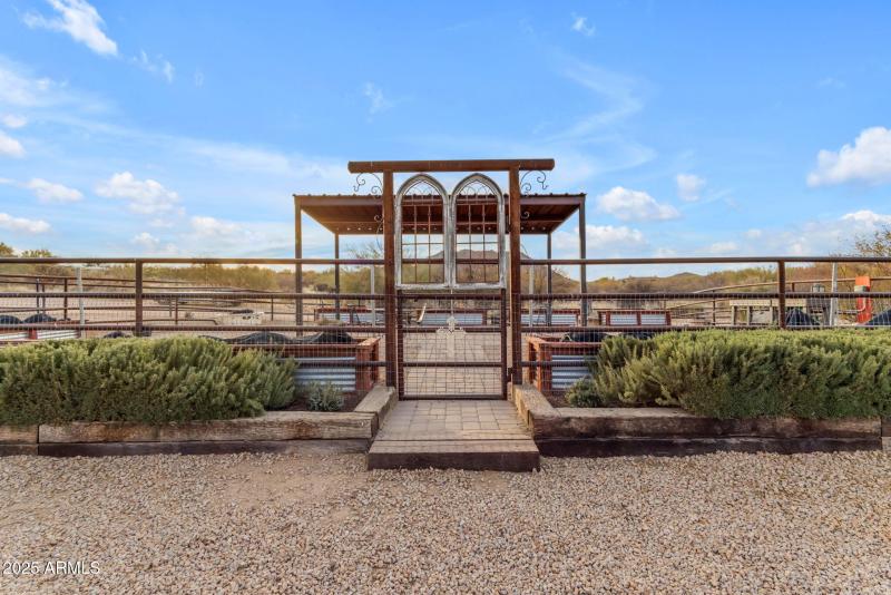 Garden w/11 raised garden beds