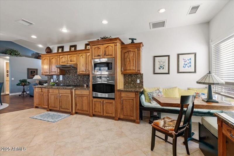 19-Kitchen & Breakfast Nook