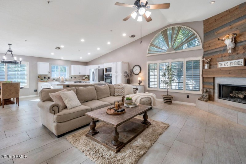 BREATH TAKING FIREPLACE IN GREAT RM