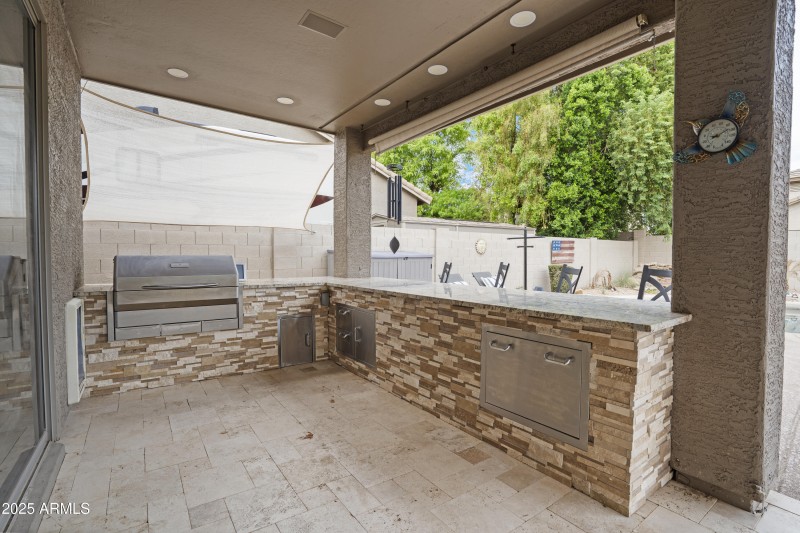 Outdoor Kitchen & BBQ Bar