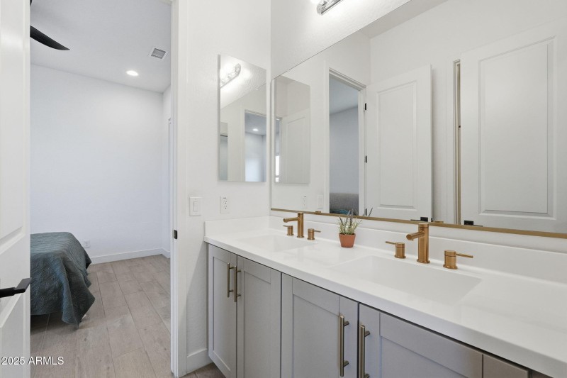 Full Bath With Dual Sinks