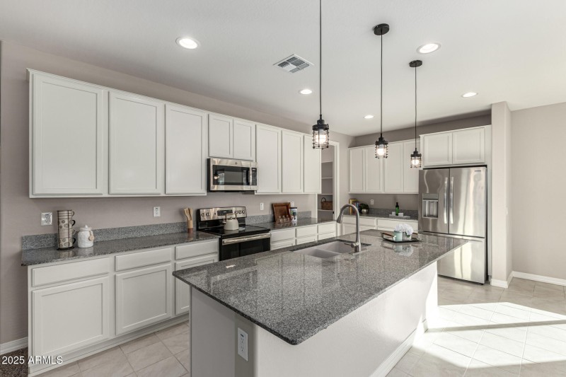 Large island w/pendant lighting