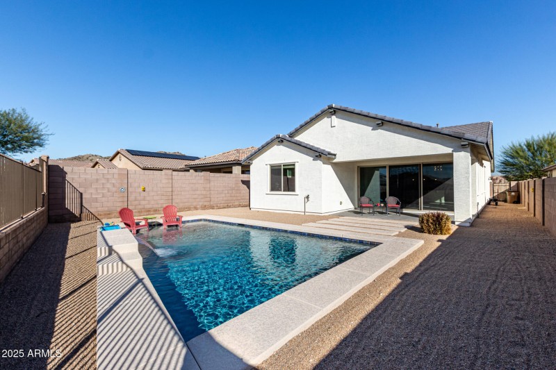 Your south facing back yard oasis!