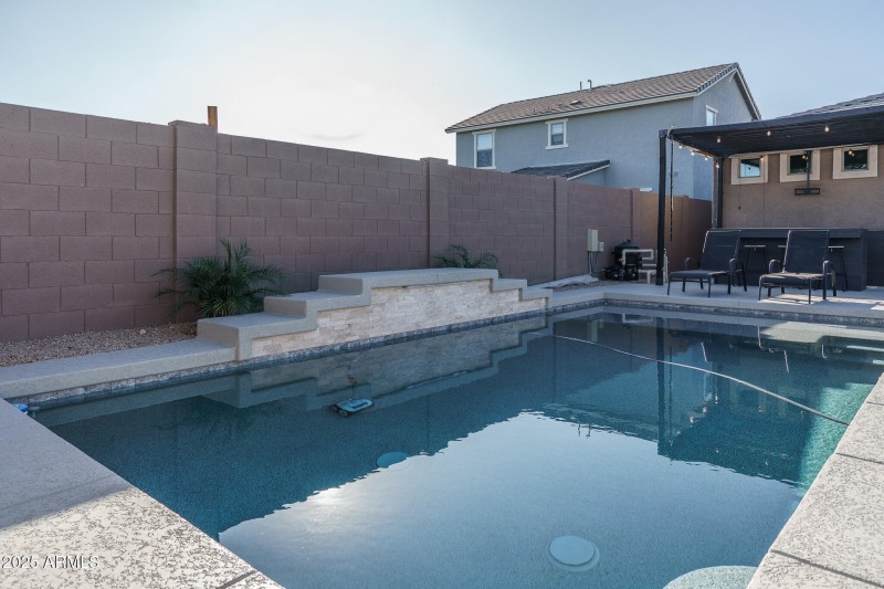 25) POOL