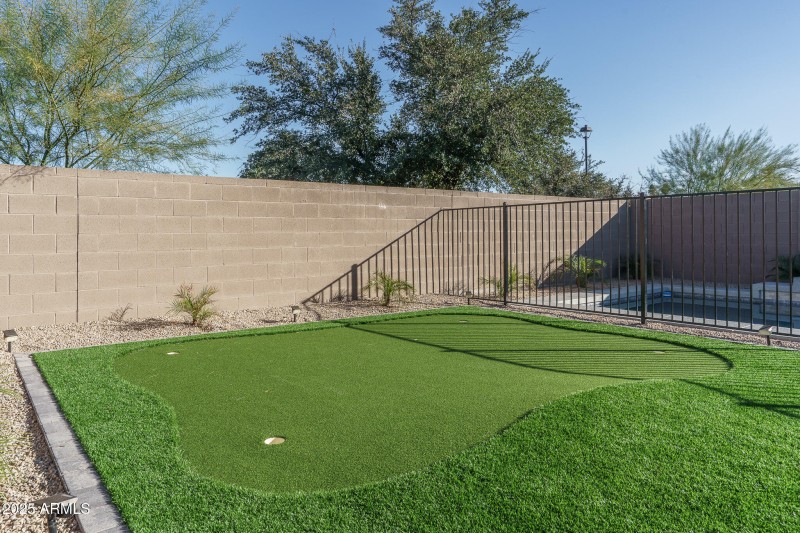 29) PUTTING GREEN