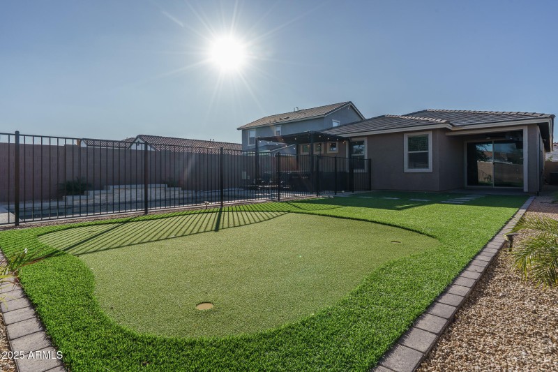 30) PUTTING GREEN