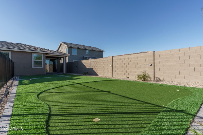 31) PUTTING GREEN