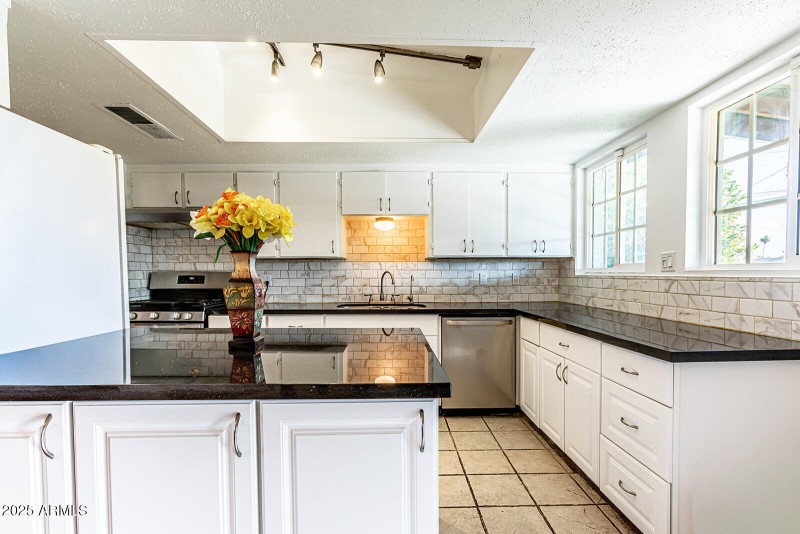 2033 W Palo Verde Dr-10