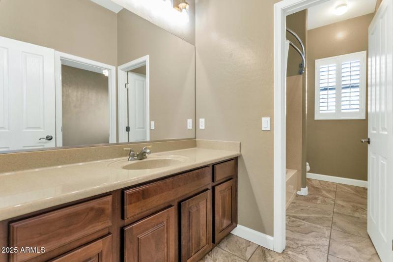 Bathroom 2 (Jack & Jill)