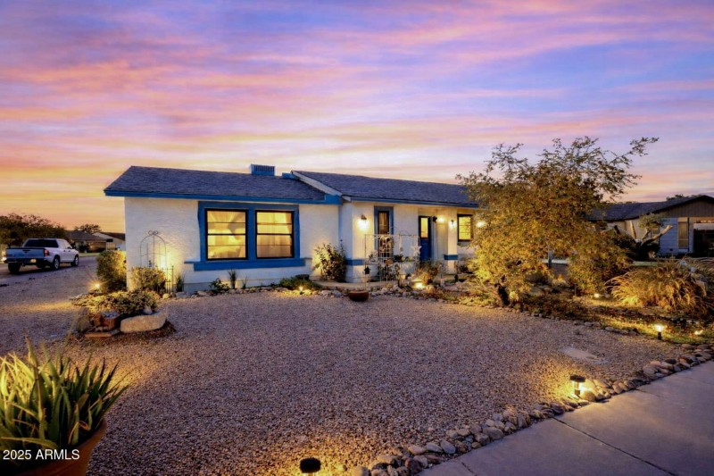 Gorgeous Curb Appeal!