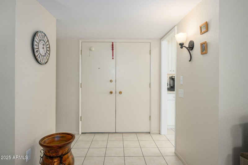 DOUBLE DOOR ENTRANCEWAY