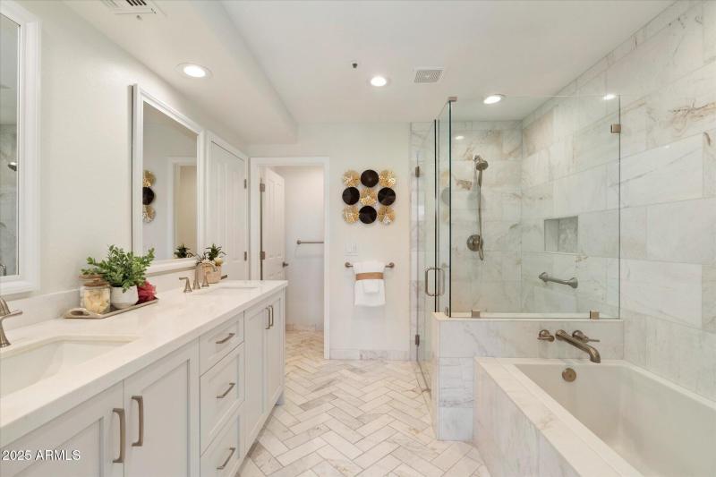 Primary En-Suite Quartz Tiled Bath