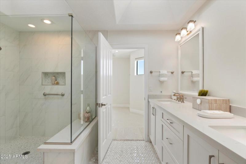 Quartz Tiled Full Bath