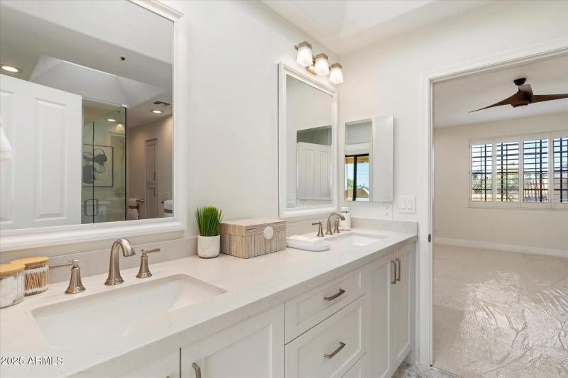 Dual Sinks in Full 3rd Bath