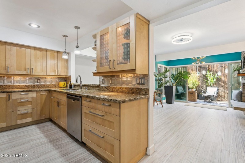 6-web-or-mls-110-w-missouri-ave-25