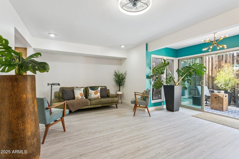 10-web-or-mls-110-w-missouri-ave-25