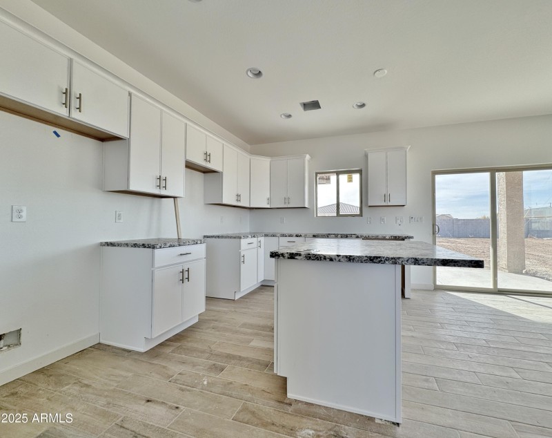 Island kitchen, large breakfast bar