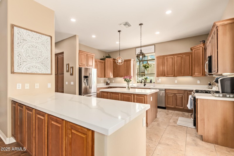 Exceptional kitchen and eat-in bar