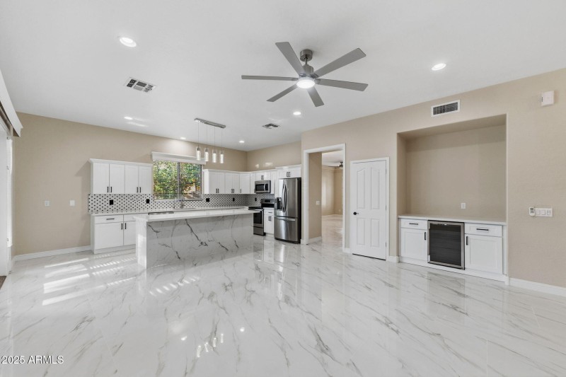 007__2225 W Olive Way