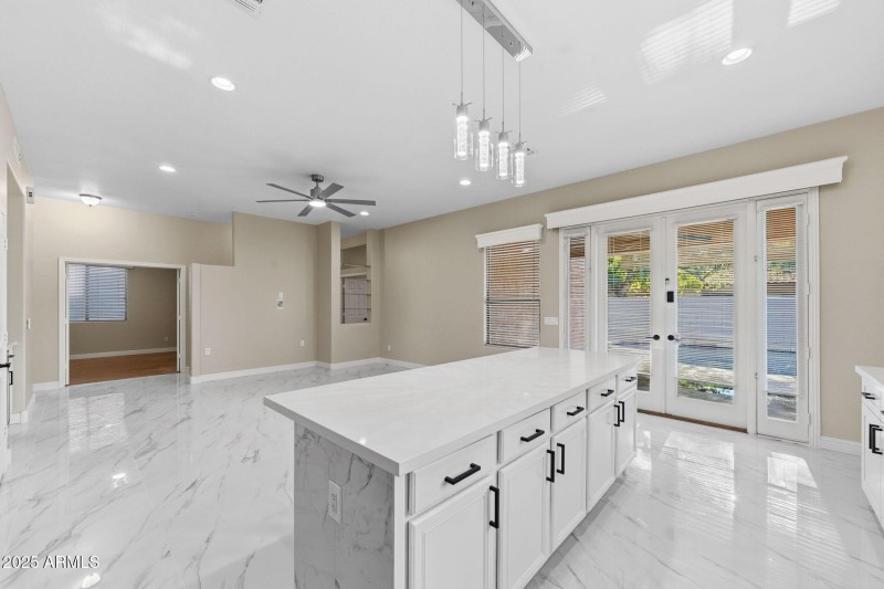 011__2225 W Olive Way