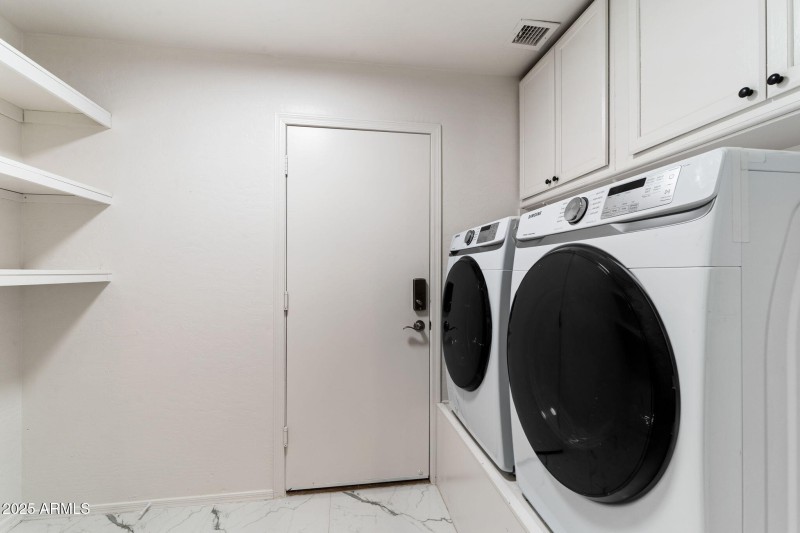 027__2225 W Olive Way