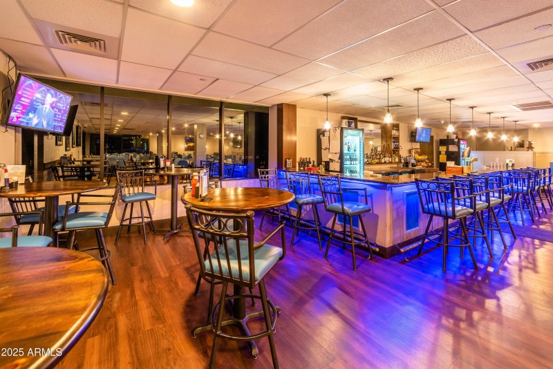 11.0 Horizon Room Bar at Night