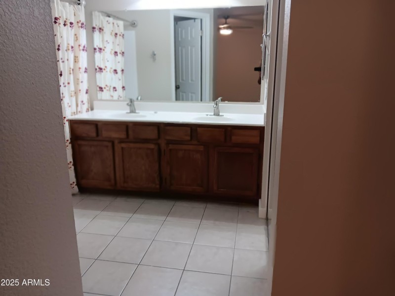 Main bath with double sinks