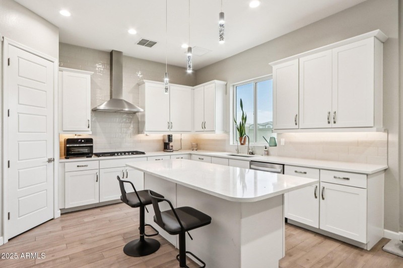 17-web-or-mls-E Muriel Dr-S0409-015