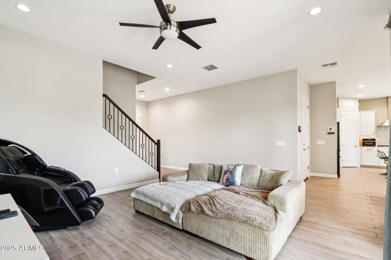 11-web-or-mls-E Muriel Dr-S0409-009