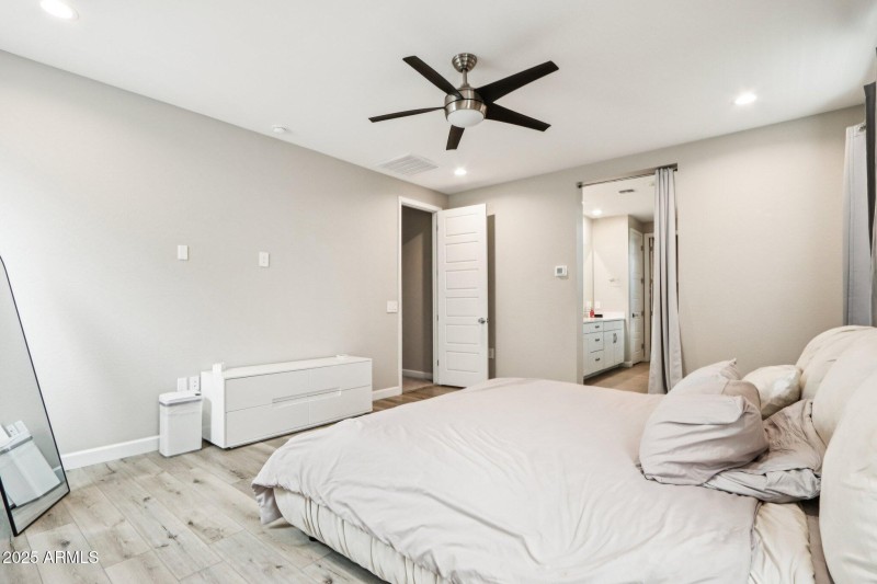 32-web-or-mls-E Muriel Dr-S0409-030